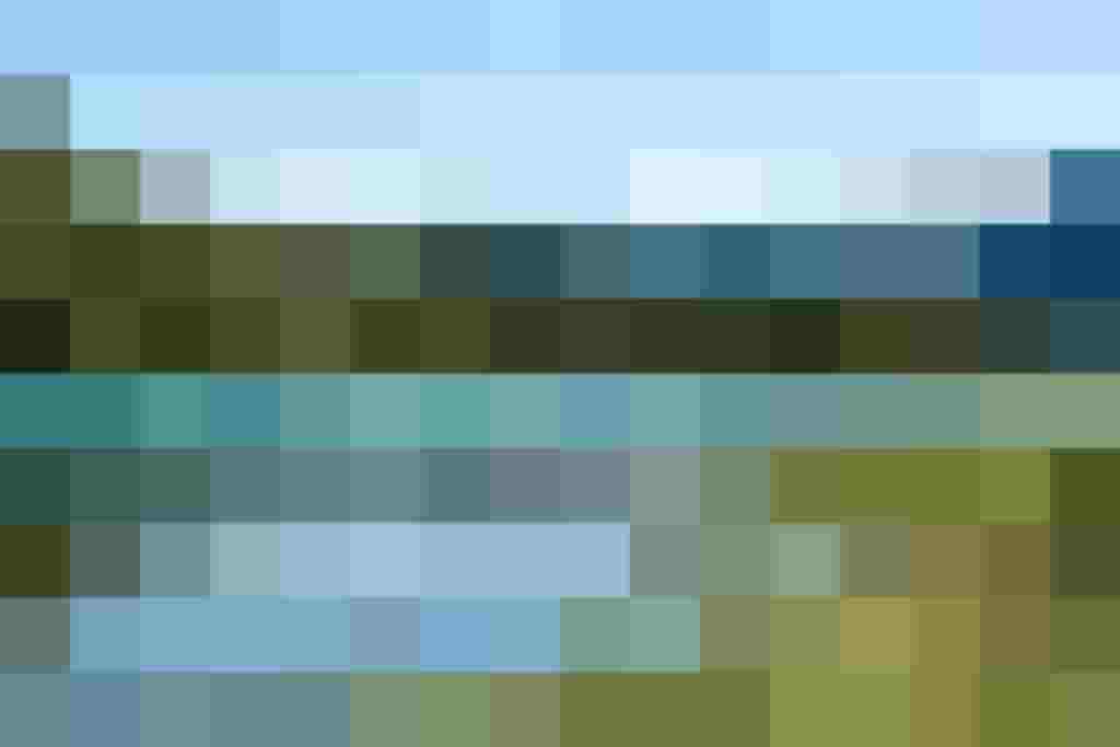 Erfrischender Badesee im PillerseeTal, umgeben von grünen Wäldern und Bergen.